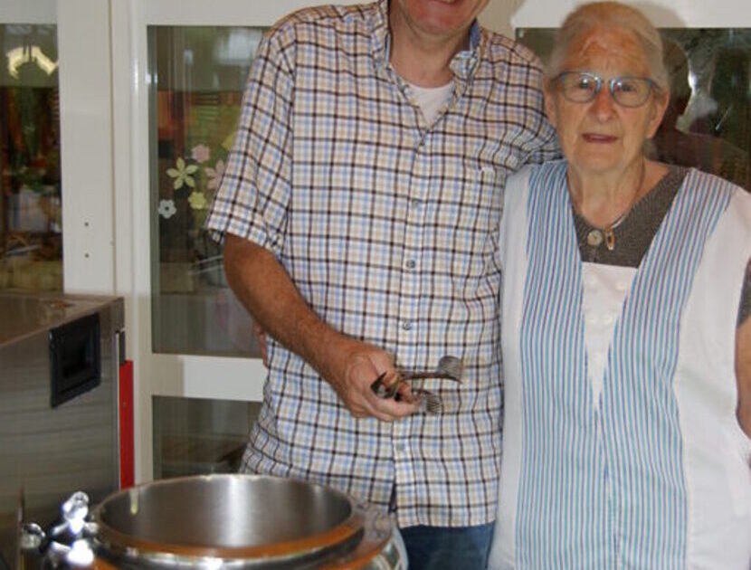 Josua Müller und seine Mutter am Oepfelchüechli backen