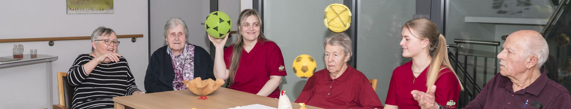 Bewohner beim Ballspiel