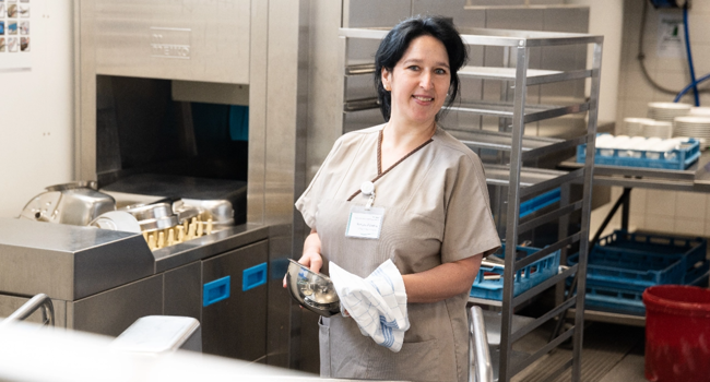 Mitarbeiterin beim Arbeiten in der Küche